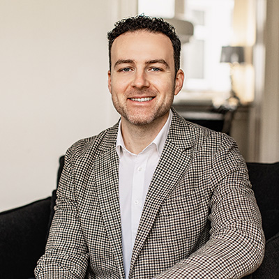 Portraitfoto von Aristeidis Batatolis, Ärztlicher Leiter der calm Tagesklinik Düsseldorf