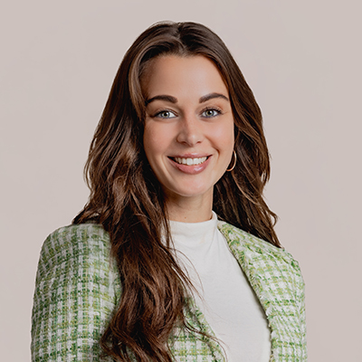 Portraitfoto von Alina Drotboom, Ansprechpartnerin im Patientenmanagement der calm Tagesklinik und Ambulanz in Düsseldorf