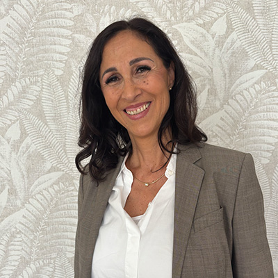 Portraitfoto von Dr. Stefanie Martinek, Chefärztin der calm Tagesklinik und Ambulanz für Psychiatrie, Psychotherapie und Psychosomatik in Düsseldorf