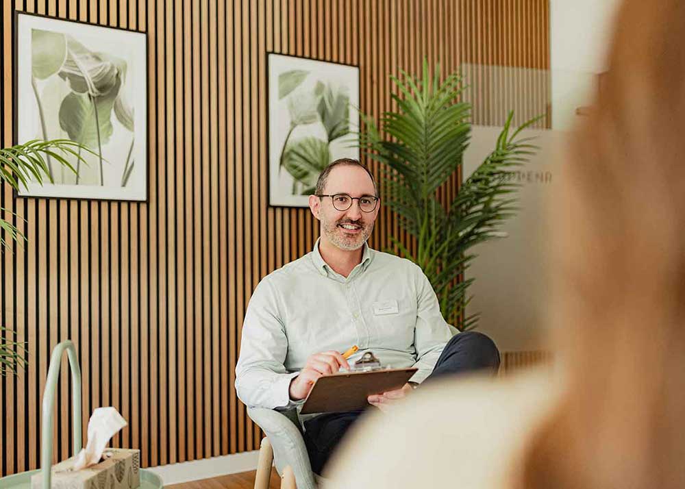 Georgios Alexious während der Einzelpsychotherapie und der calm Ambulanz Düsseldorf