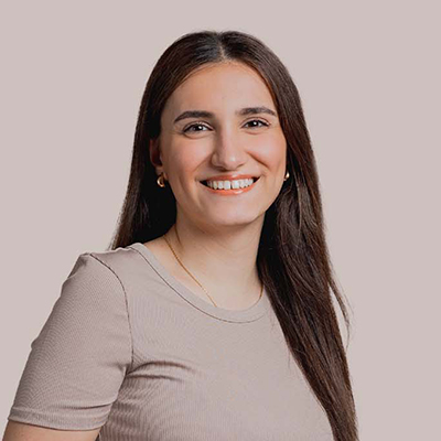 Portraitfoto von Diana Hameed, Mitarbeiterin im Patientenmanagement in der calm Ambulanz Düsseldorf