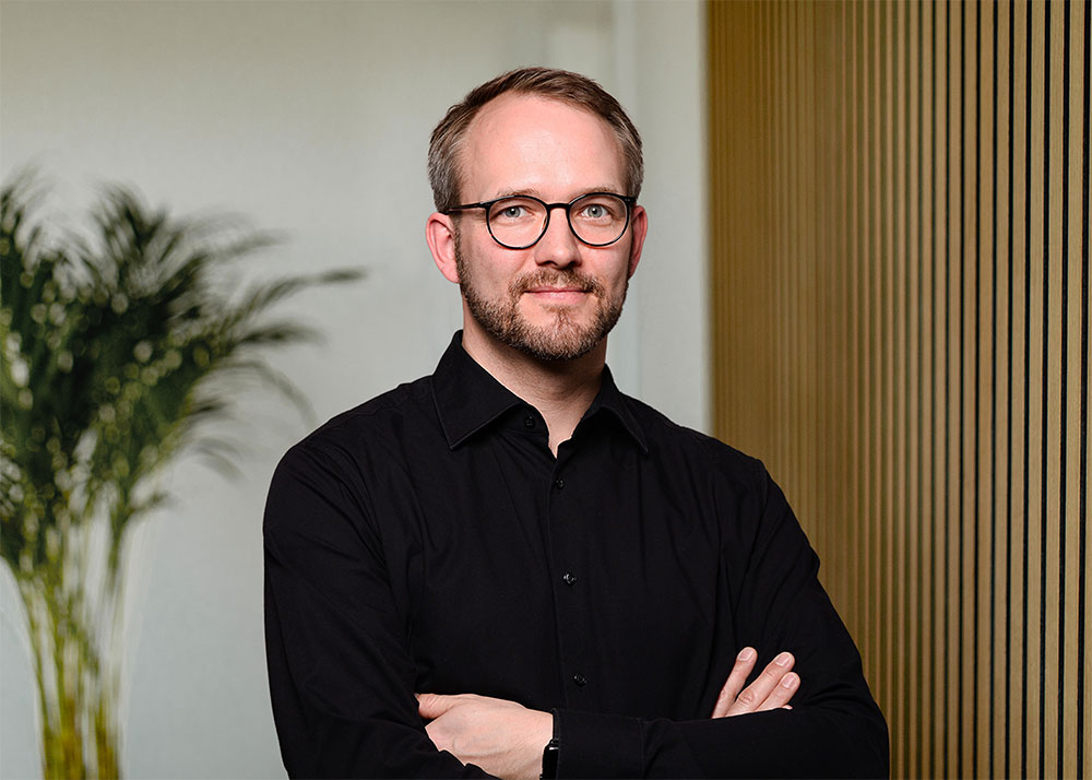 Portraitfoto von Dr. med. Bastian Willenborg, Medical Lead der calm Tageskliniken und Ambulanz